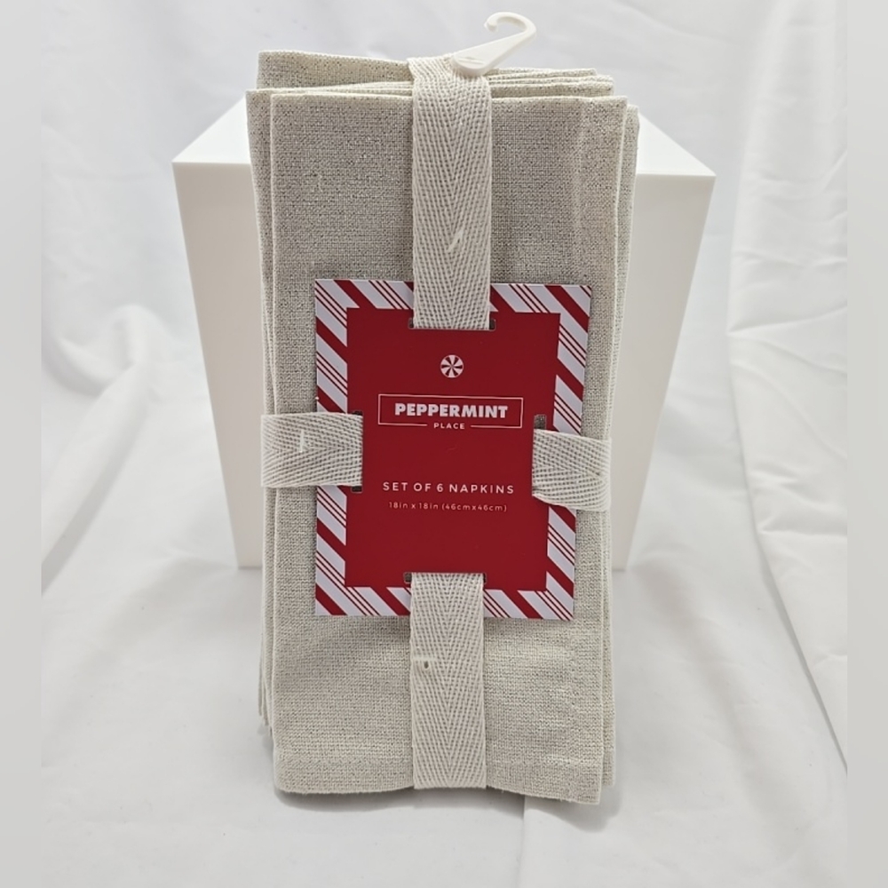 NWT Peppermint Place Set Of 6 White Metallic Silver Fiber 18 x 18" Napkins